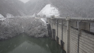 雪景色の御部ダムの写真その２です。