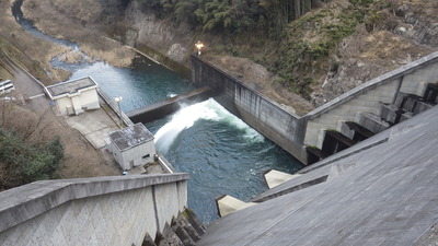 維持放流の水しぶきの写真です