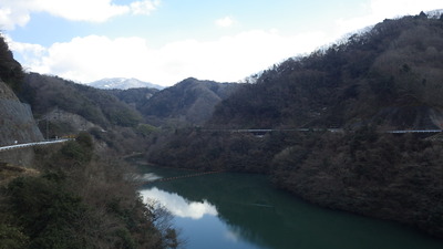 遠くに雪をかぶった山を望む今日午後のみやび湖の写真です。