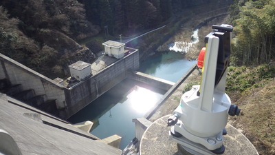 御部ダムの上に鎮座した、たわみ観測用のプリズムの写真です。