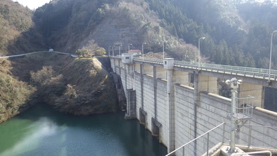 午後の日差しを浴びた今日の御部ダムです。