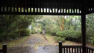 雨宿り中に撮った出会いの広場の写真です