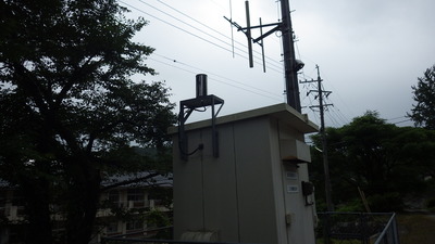 枝打ち後の二川雨量局の写真です