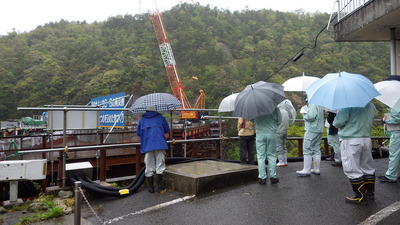 浜田ダムに集まる点検関係者の写真です