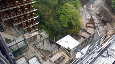 浜田ダムの上から下を覗いた写真です