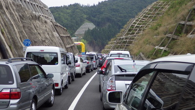 パレード前の車の長蛇の列の模様