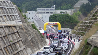 車の長蛇の列の全景模様です。（山の上から撮影）