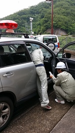 警報車内部の機器点検の様子