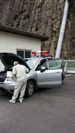 警報車エンジン部分の点検