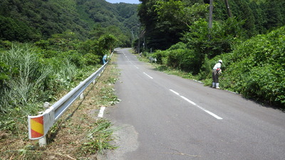 御部ダム付近県道の草刈の様子