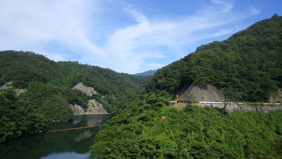 みやび湖の周りの山の写真です
