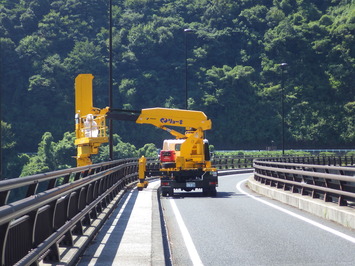 橋梁点検車の写真その１です