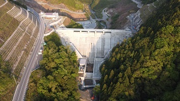 ダム下流から撮影