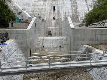 ダム下流から撮影