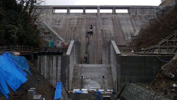 コンクリート打設状況左岸上空より