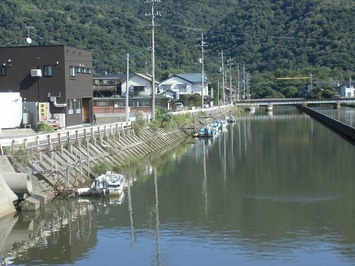 宇迦橋上流係留船舶