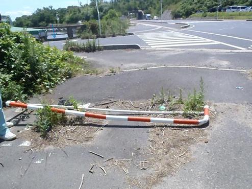 河川管理道車止め破壊写真