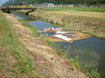 河川不法投棄写真