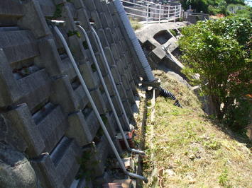 地すべり施設ボーリング井桁擁壁写真