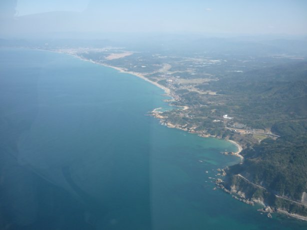 飯浦港から東を望む海岸線