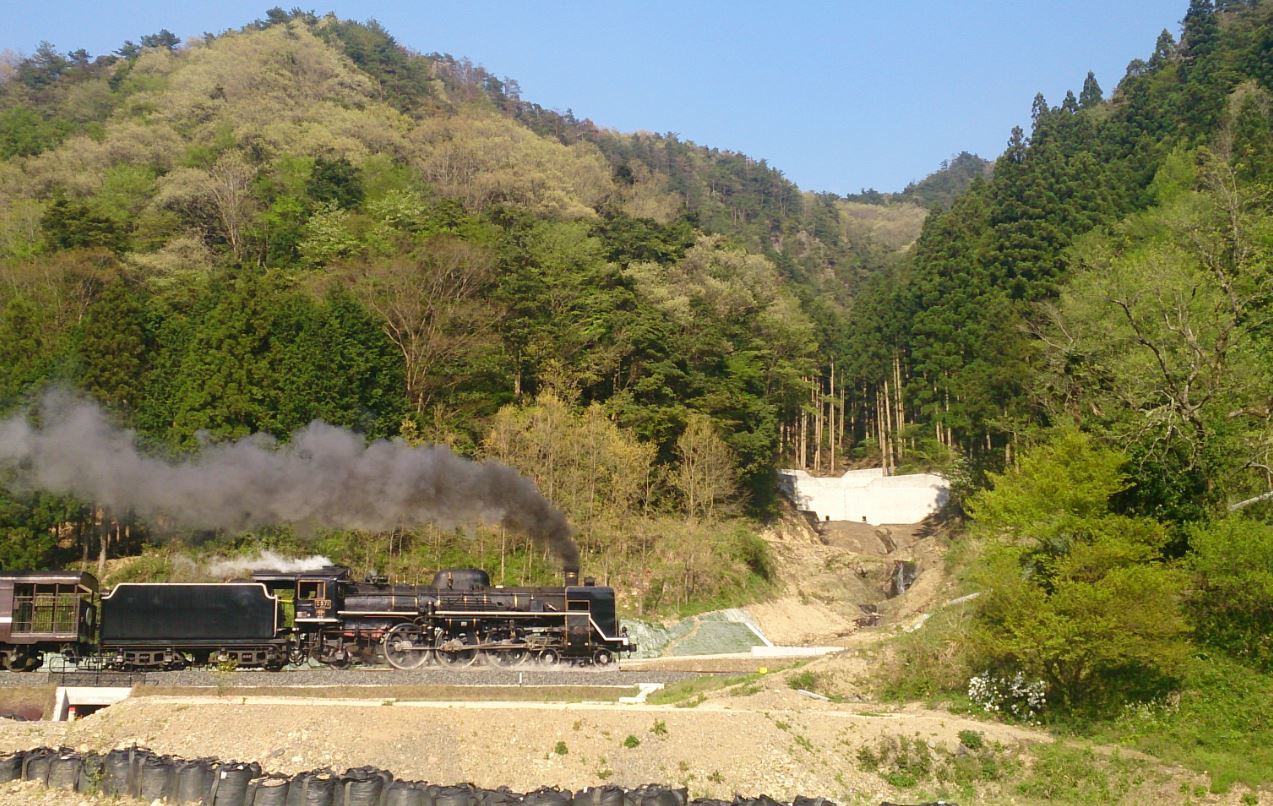 復旧後の渓流と鉄道