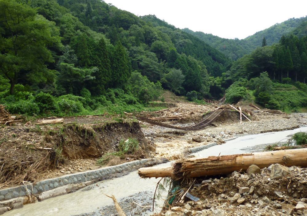 荒廃した渓流と被災した鉄道