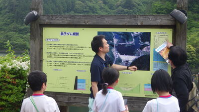 管理所前広場での説明