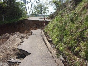 那久１１号線の地すべり災害状況