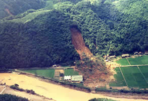 地すべり発生直後の写真その２