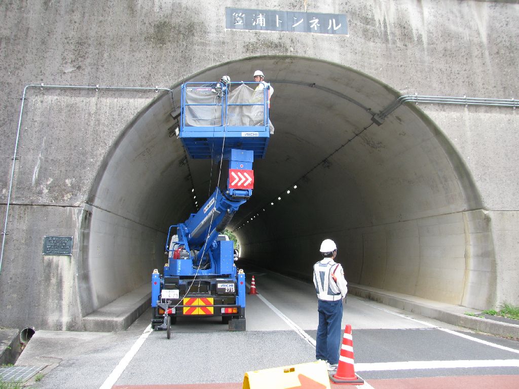 高所作業車による点検