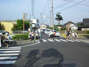 三菱農機前の通学路西側