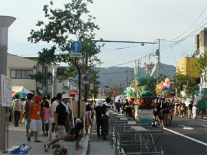 おろち祭りでにぎわう