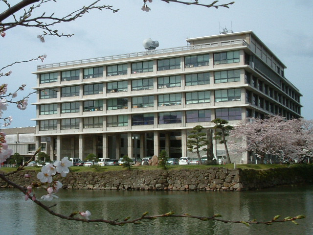 現在の県庁舎の写真