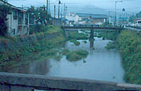 赤名の町を流れる神戸川写真