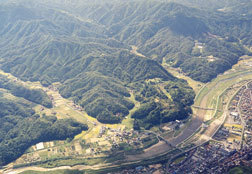 富田城跡空撮写真