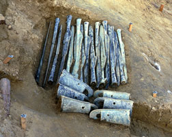 荒神谷遺跡銅矛・銅鐸出土状況の画像