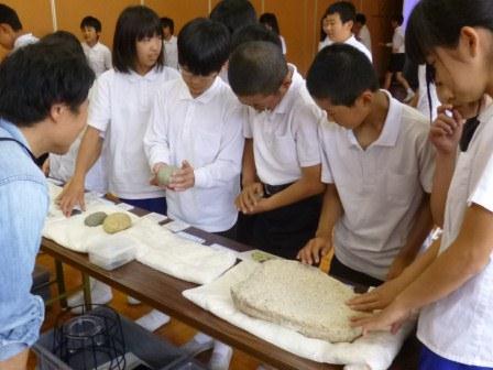 学校近くの出土品を観察する久手小学校児童