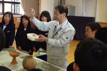 学校近くの出土品を観察する朝波小学校児童