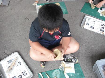粘土ひもを積み上げて土器を作る