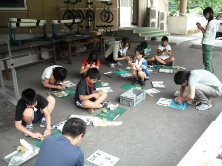 土器づくりに挑戦する蔵木小学校の5・6年生