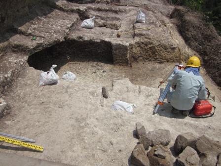 石切り場に天井と壁を削られた古墳時代の横穴墓
