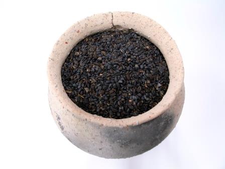 出土した土器と炭化米