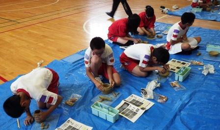 土器づくりに挑戦する阿井小学校の6年生