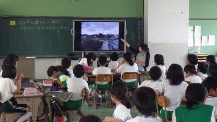 学校周辺の遺跡の学習風景