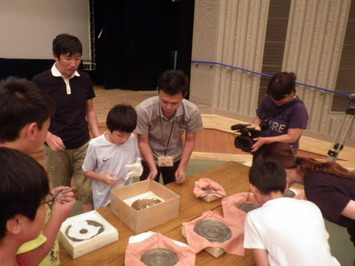 鏡の見学の様子