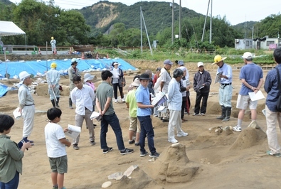 遺跡現地説明会の様子