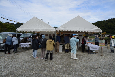 出土遺物見学の様子1