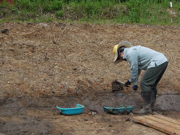 土器が出てくる黒い土層を掘っています。1