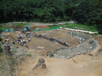 丘陵に囲まれた小さな谷間に遺跡はあります。1