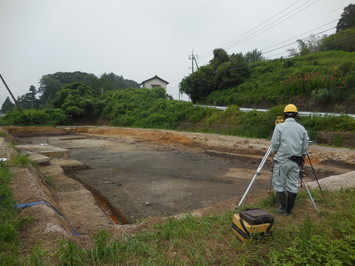 測量機材を使って図面を作成しています1